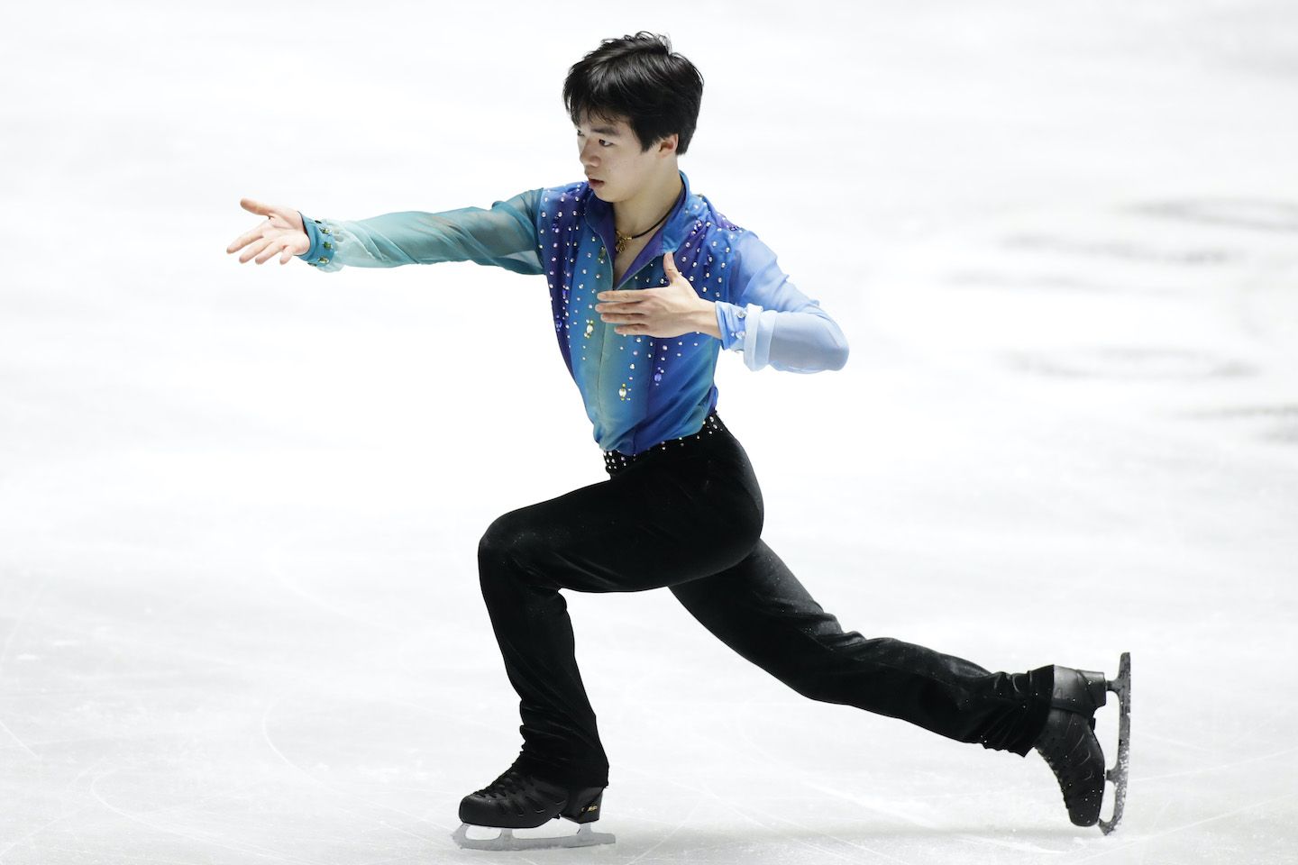 全日本ジュニア王者の鍵山選手。なめらかに伸びるスケートで、リンクが狭く感じられるほど。 写真:アフロ