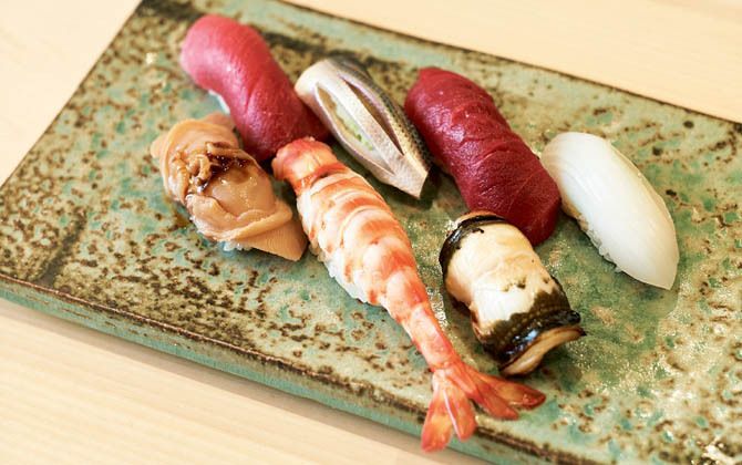 中トロと赤身は紀州勝浦産、すっきりと酢でしめたコハダ、鹿児島のスミイカ、出す直前にさっと炙るふっくらアナゴ、ゆでたてを目の前でむいて握る車エビ、春の味覚の煮ハマグリ。