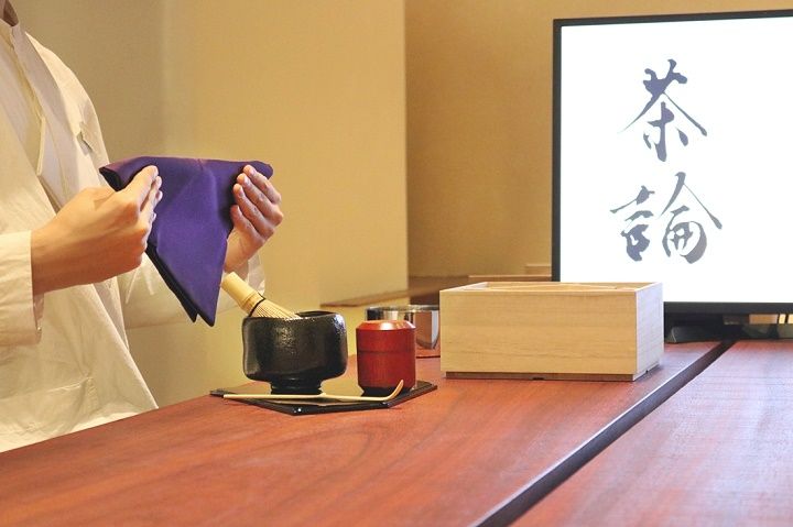 点前道具の揃った茶箱がテーブルに置かれると興味津々。