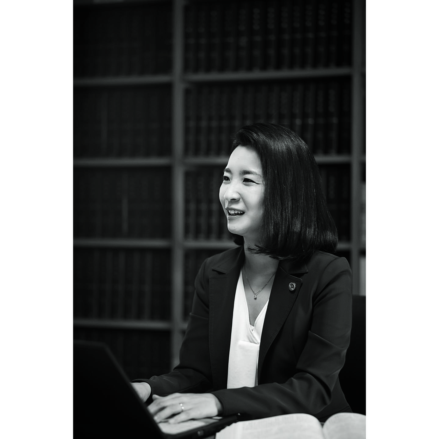 向野まゆこさん・・・月に50以上の案件を抱え、裁判所、事務所、自宅を日々忙しく往復されている向野さん。まだ小さいふたりのお子さんと夫との4人家族。家事と仕事に育児をこなすスーパーウーマン。