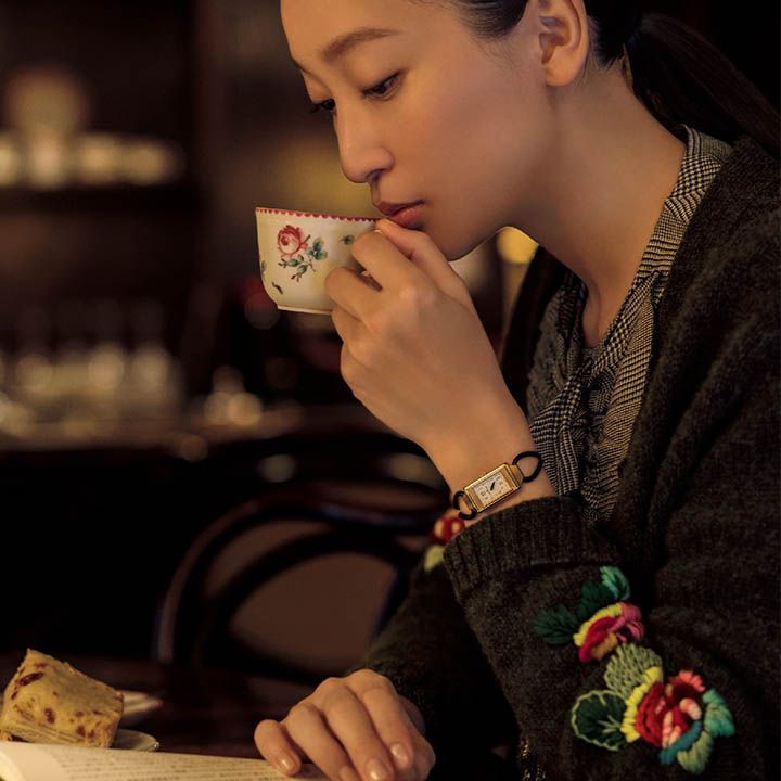 ていねいに淹れられたコーヒーうを片手に、本を開くと、豊かな時間が流れはじめる