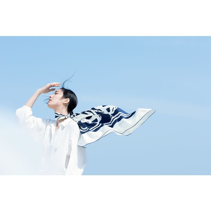 【10】白ブラウス×シルクスカーフ
