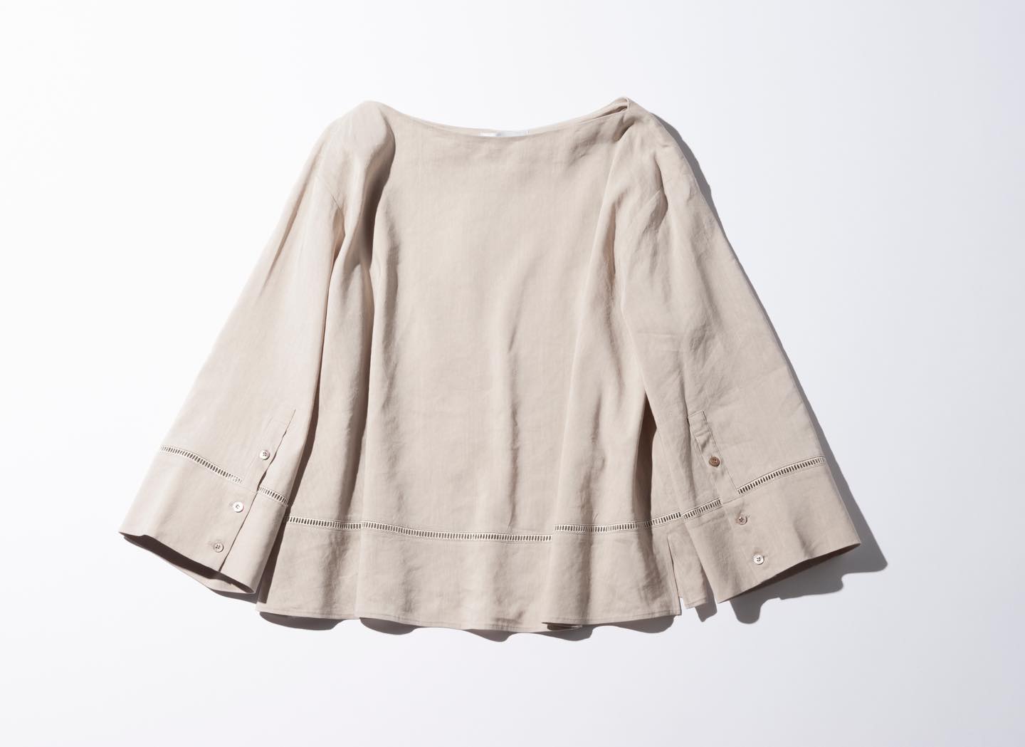 レーヨンとポリエステルの合繊素材。ブラウス¥30,000