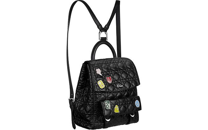 スターダスト ミディアムサイズ ブラック カナージュ ラムスキン ラッキー ディオール バッヂ付き 26x29x14cm ¥270,000 (税抜・国内ではディオール銀座限定)