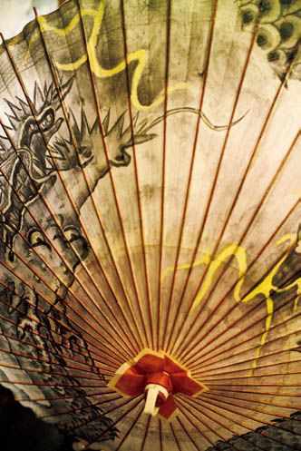 竜や鳳凰など、自由な発想 で絵柄を決める。傘の「天井」に重ねた和紙が透けて見える。ハリウッドスターのトミー・リー・ジョーンズ氏が、車で乗り着けて傘を買いに来たこともある名和傘店である。