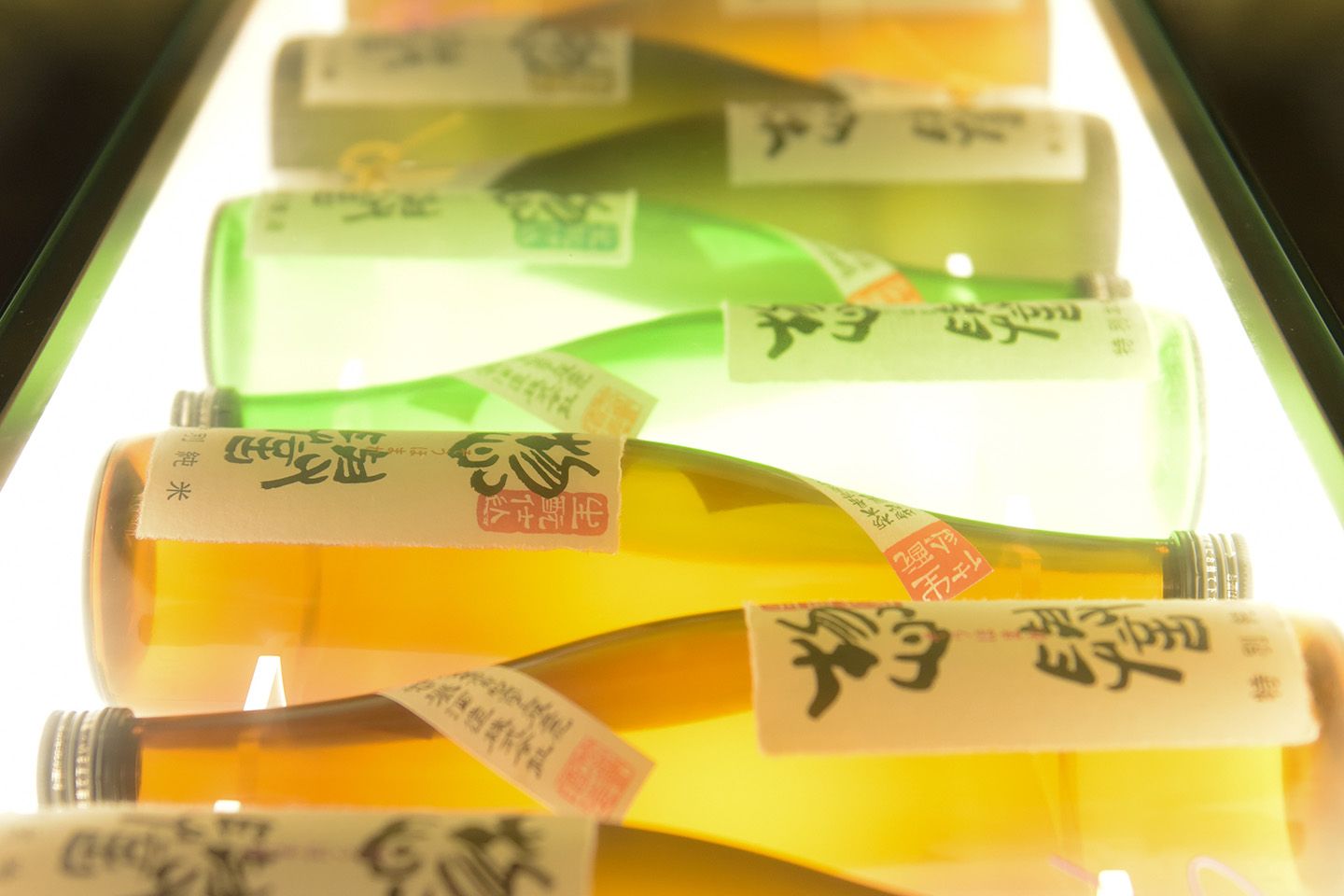 1872年に滋賀県から栃木県に移って以来、「地の酒に生きる」をモットーに、地酒造りに情熱を注ぐ惣誉酒造。蔵では自家精米から出荷まで一貫したものづくりが行われています。写真は2015年に新装した石蔵のゲストルームに陳列されている瓶たち。