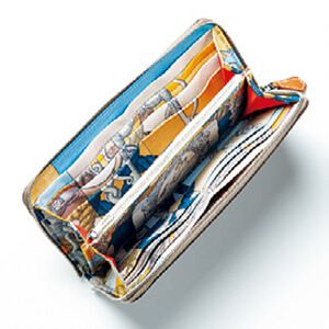 開けるたびにときめくスカーフ柄プリント。内側から色彩があふれるような総シルクプリント使い。もつ人だけが味わえる楽しみです。