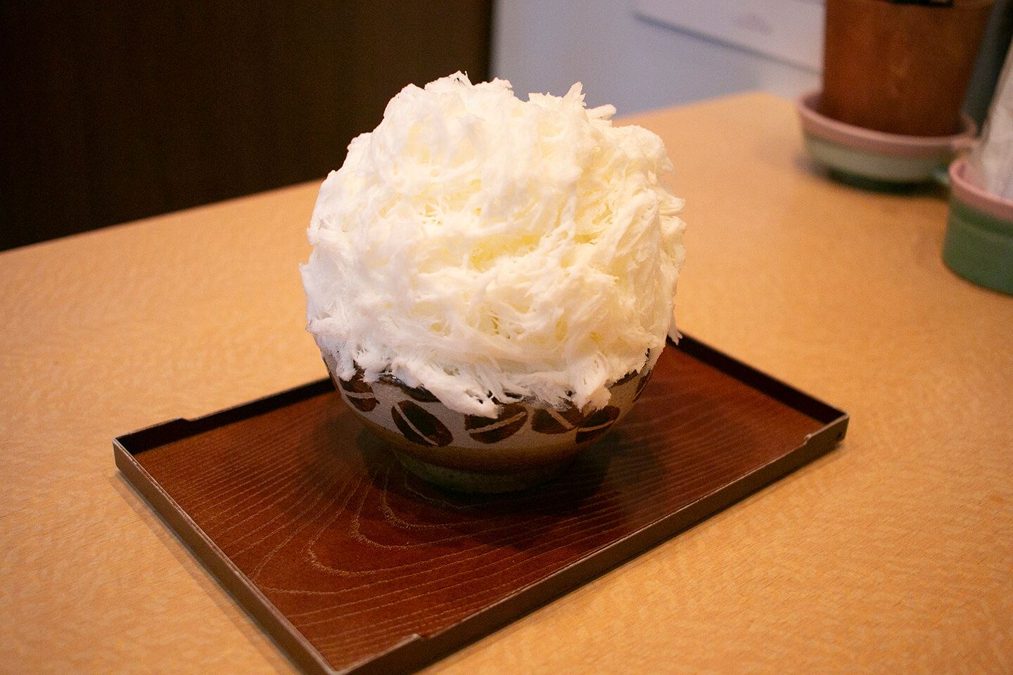 原田さんが食べ方をレクチャーしてくださいました。今にも縁からこぼれそうな山盛りのかき氷!