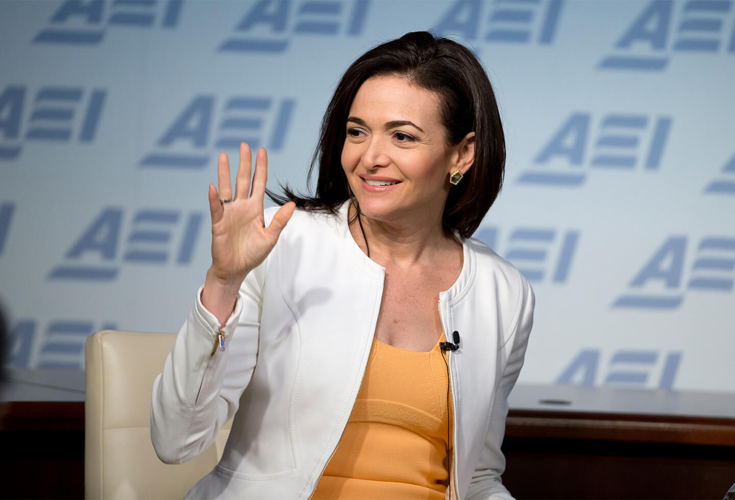 白いノーカラージャケット姿のSheryl Sandberg(シェリル・サンドバーグ)COO