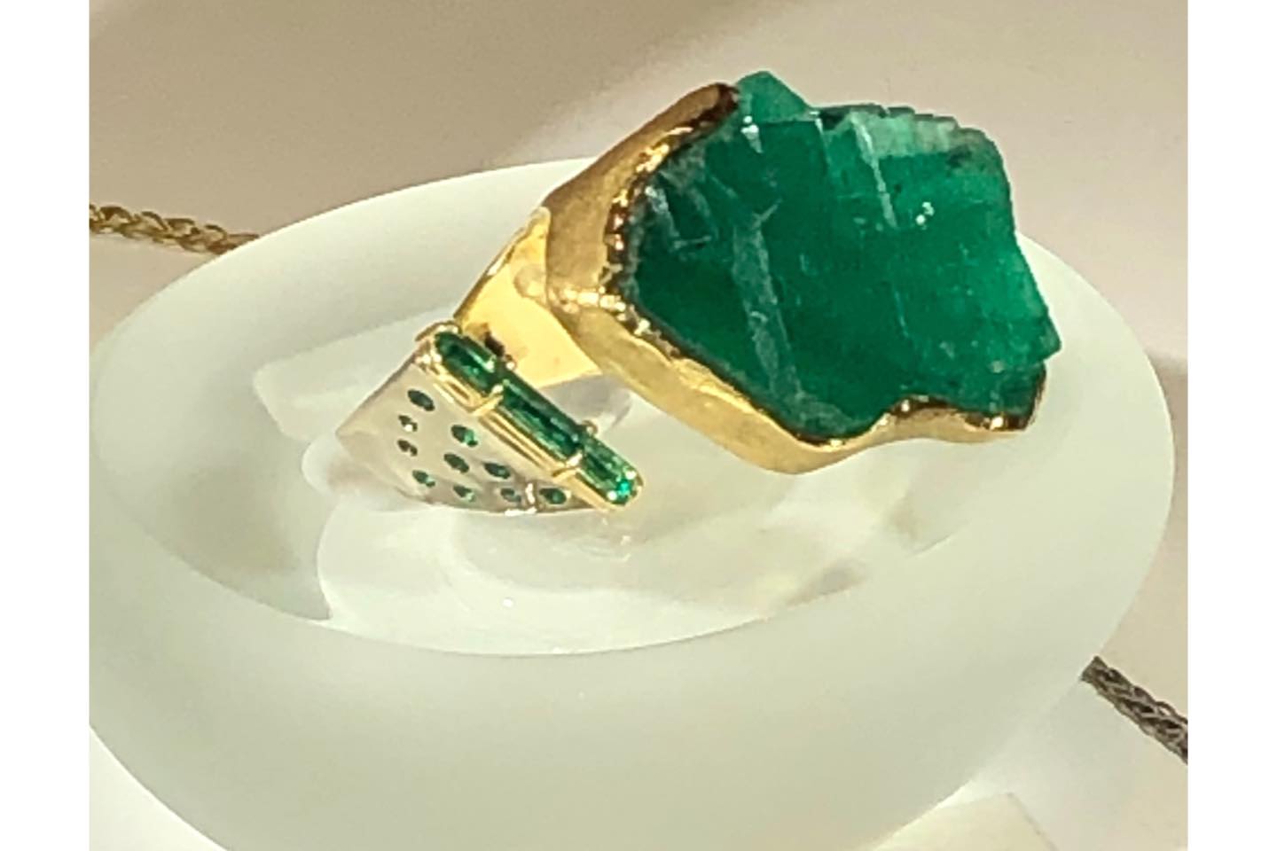 リング「Dark side of the moon」エメラルド50.05ct ¥4,104,000