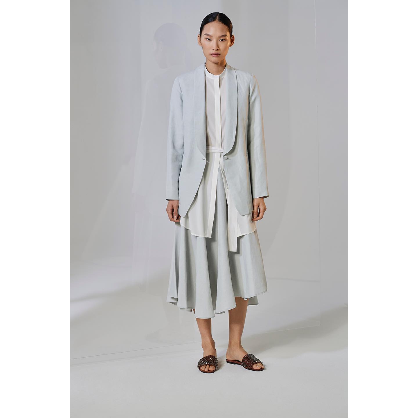ジャケット¥160,000・シャツ¥113,000・スカート¥115,000・靴¥168,000