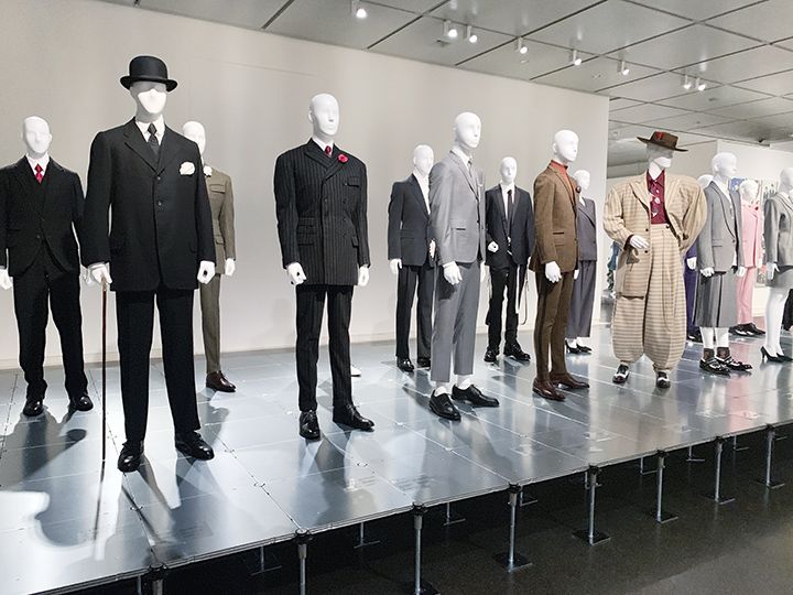1900年代からはじまり、年代やスタイルもさまざまなスーツを展示。働く大人たちのユニフォームとしてのコード(用途)を逸脱し、おしゃれアイテムに昇華している