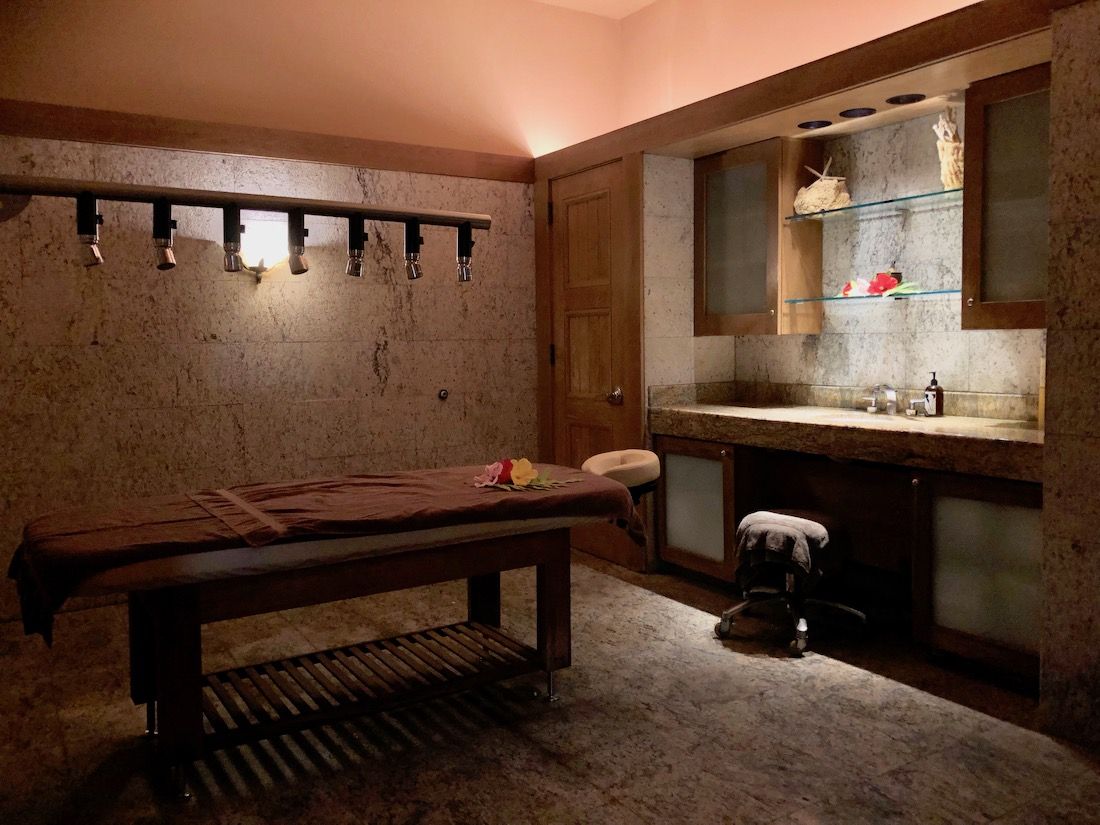 屋内のトリートメントルームは、スタイリッシュな雰囲気
