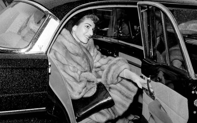 誰よりも毛皮が似合う…それがマリア・カラス。1958年パリ、ホテル・リッツの前で。©aflo