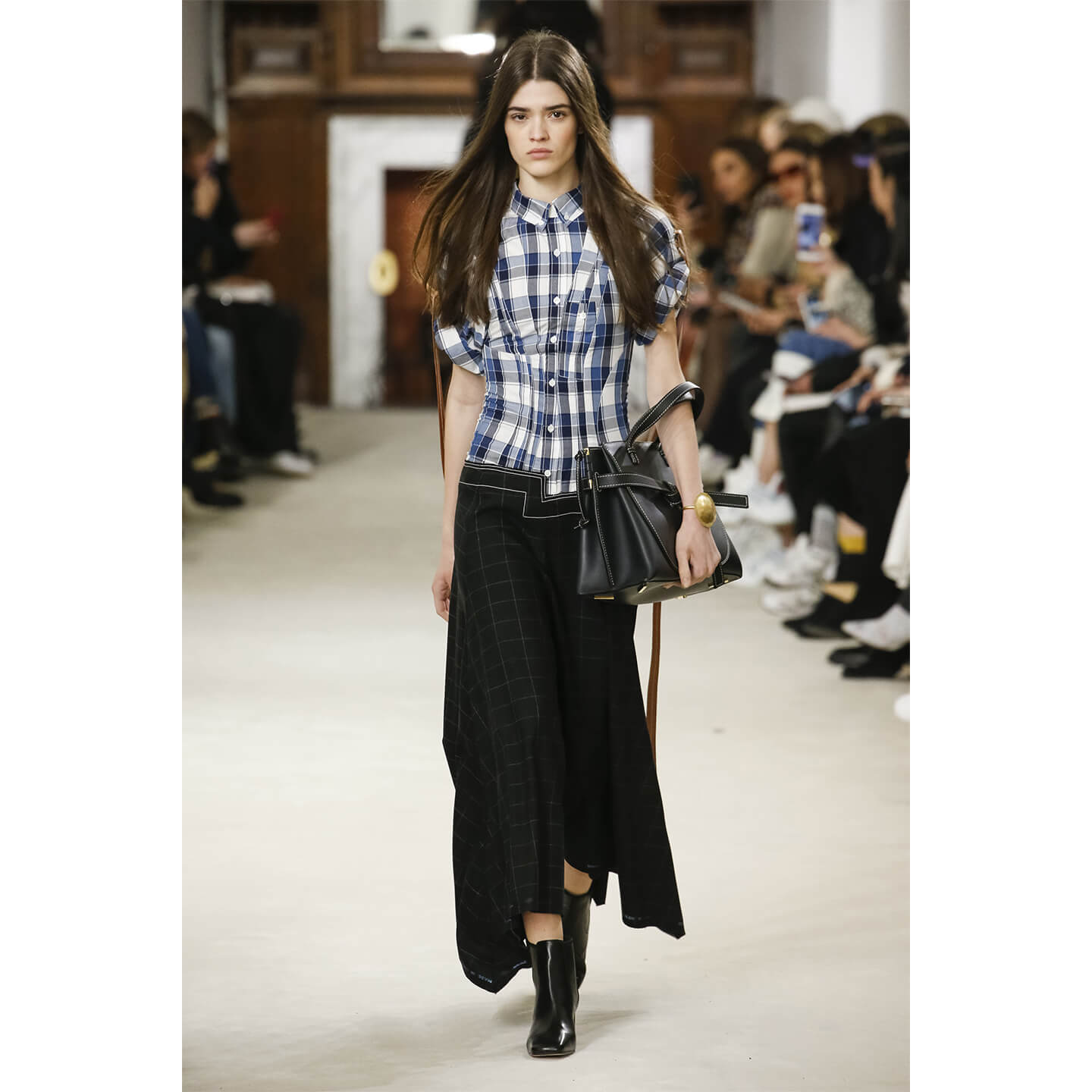 LOEWE(ロエベ)のワンピースを着こなすモデル