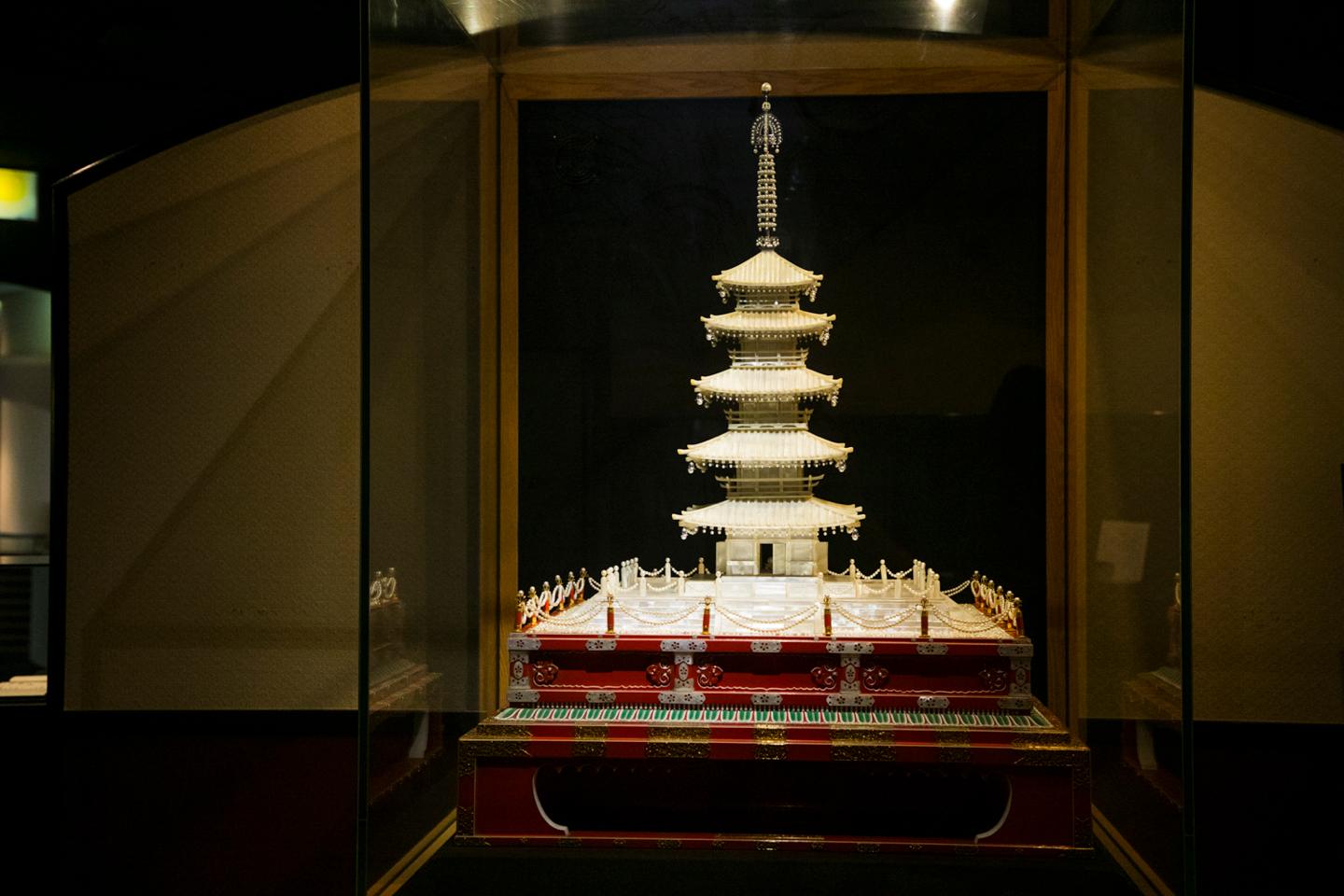 1922年に東京上野で開催された平和記念東京博物館に出品された「御木本五重塔」。使用された真珠の総数は12,760個!