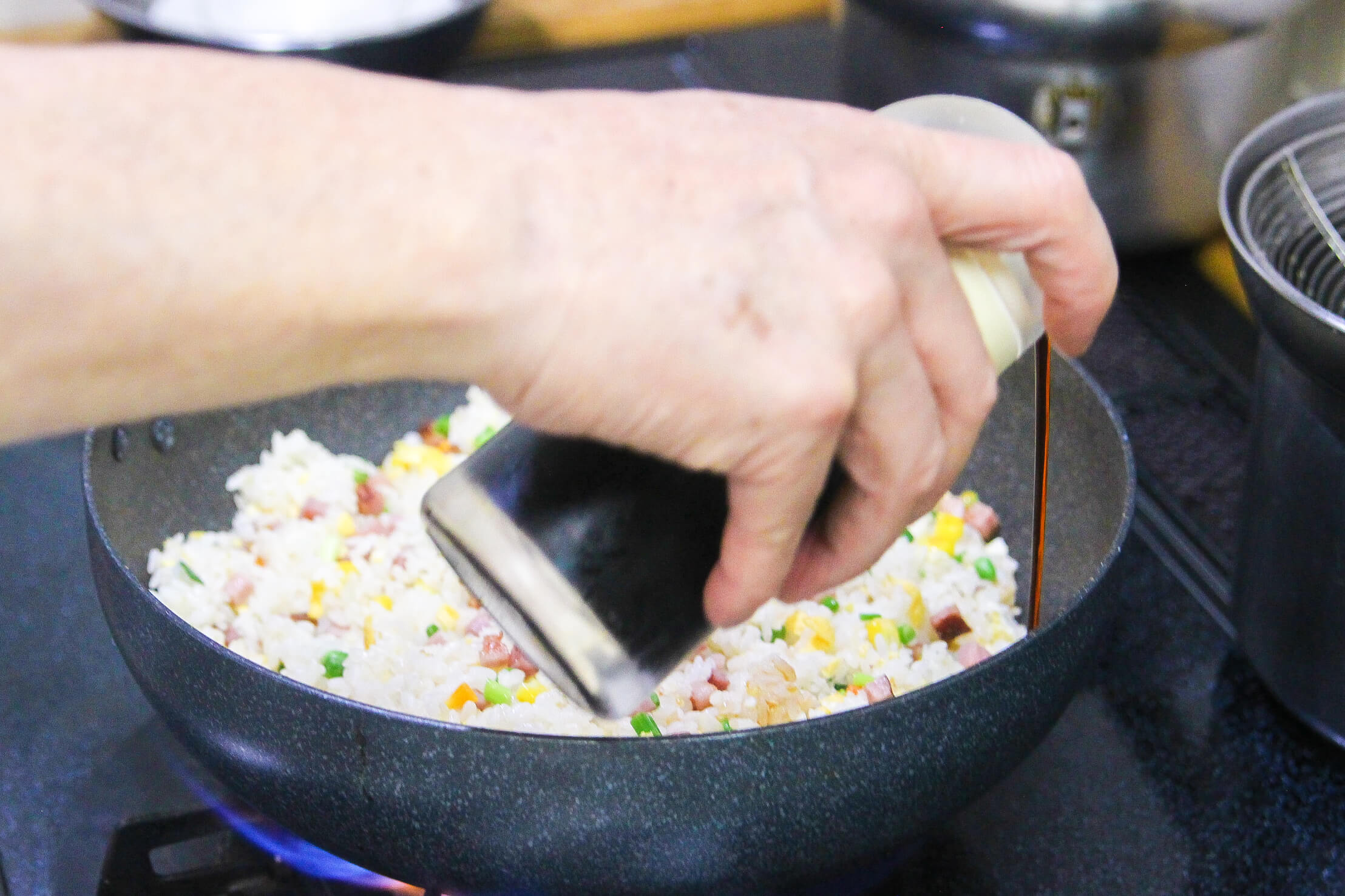 直接ご飯にかけないように注意して、鍋肌から回し入れます