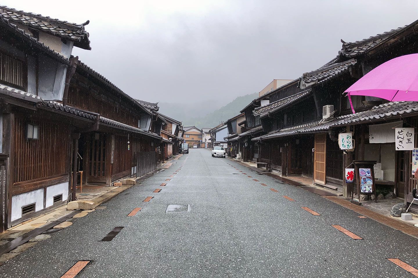 過度に観光向けにしすぎず、大人好みに落ち着いた街並みが大切に保存されています