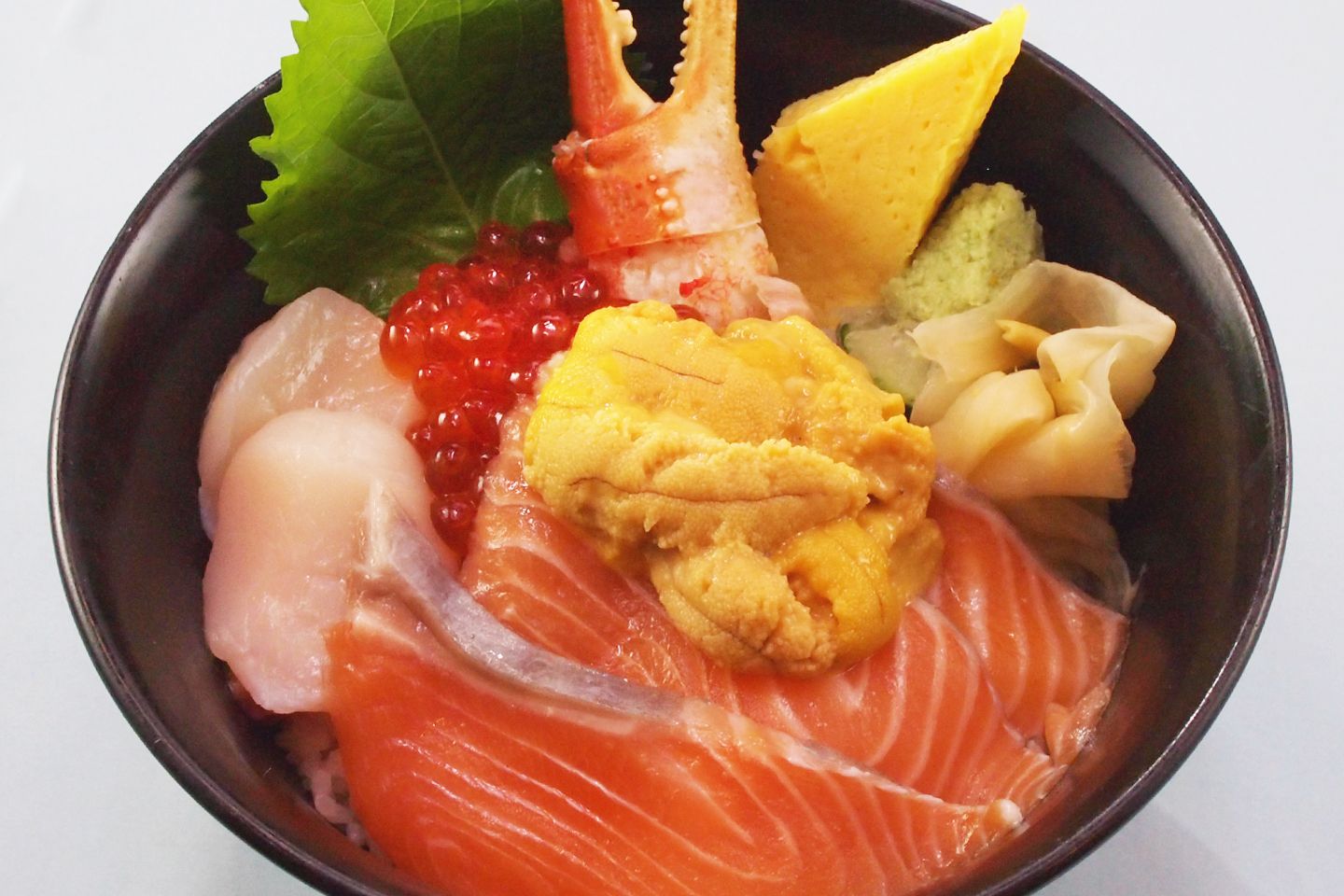 カニもイクラもサーモンもある『うに盛り北海丼』¥2,800/税込