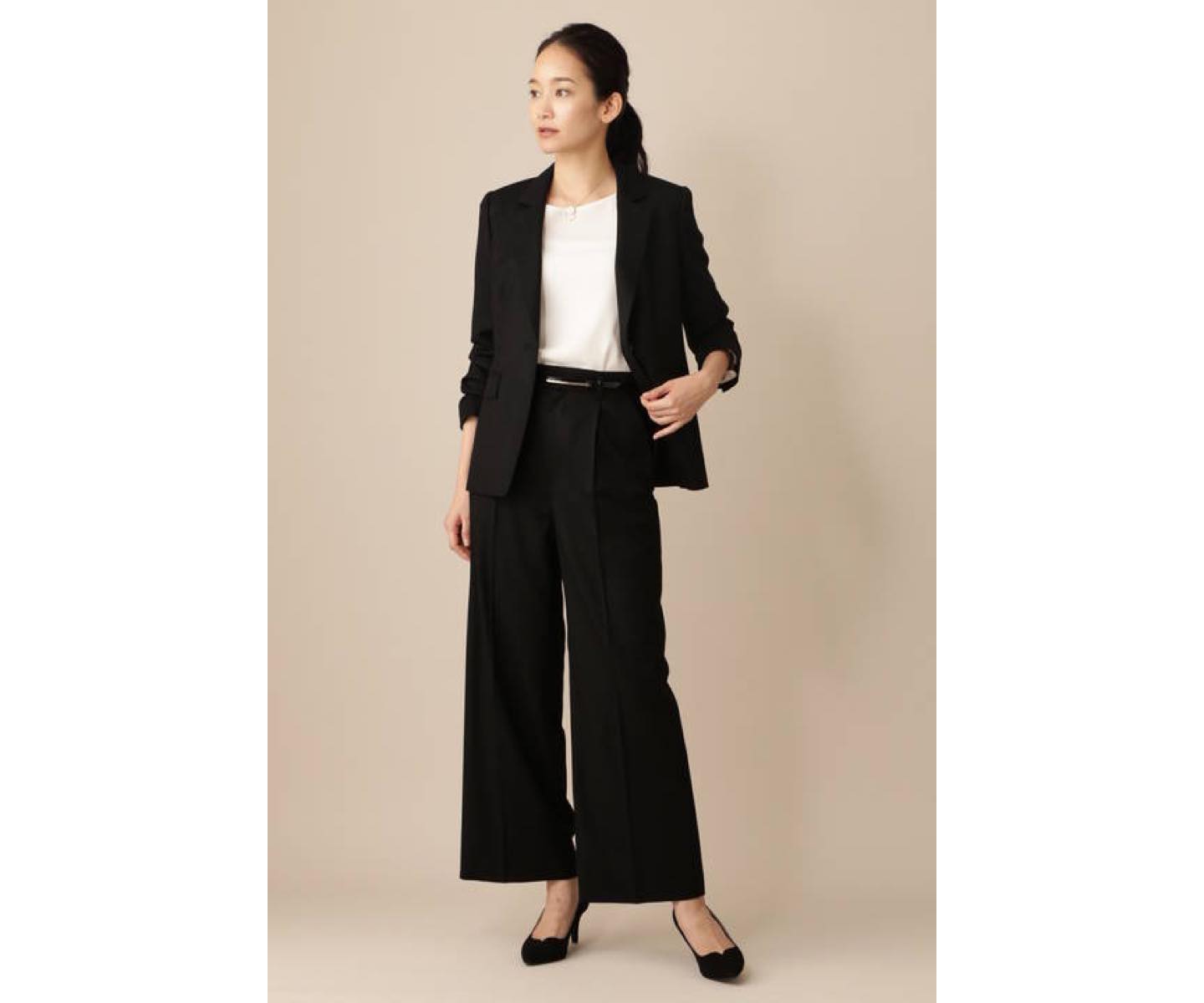 モデル着用はブラック。ジャケット¥48,000・パンツ¥29,000(税抜)