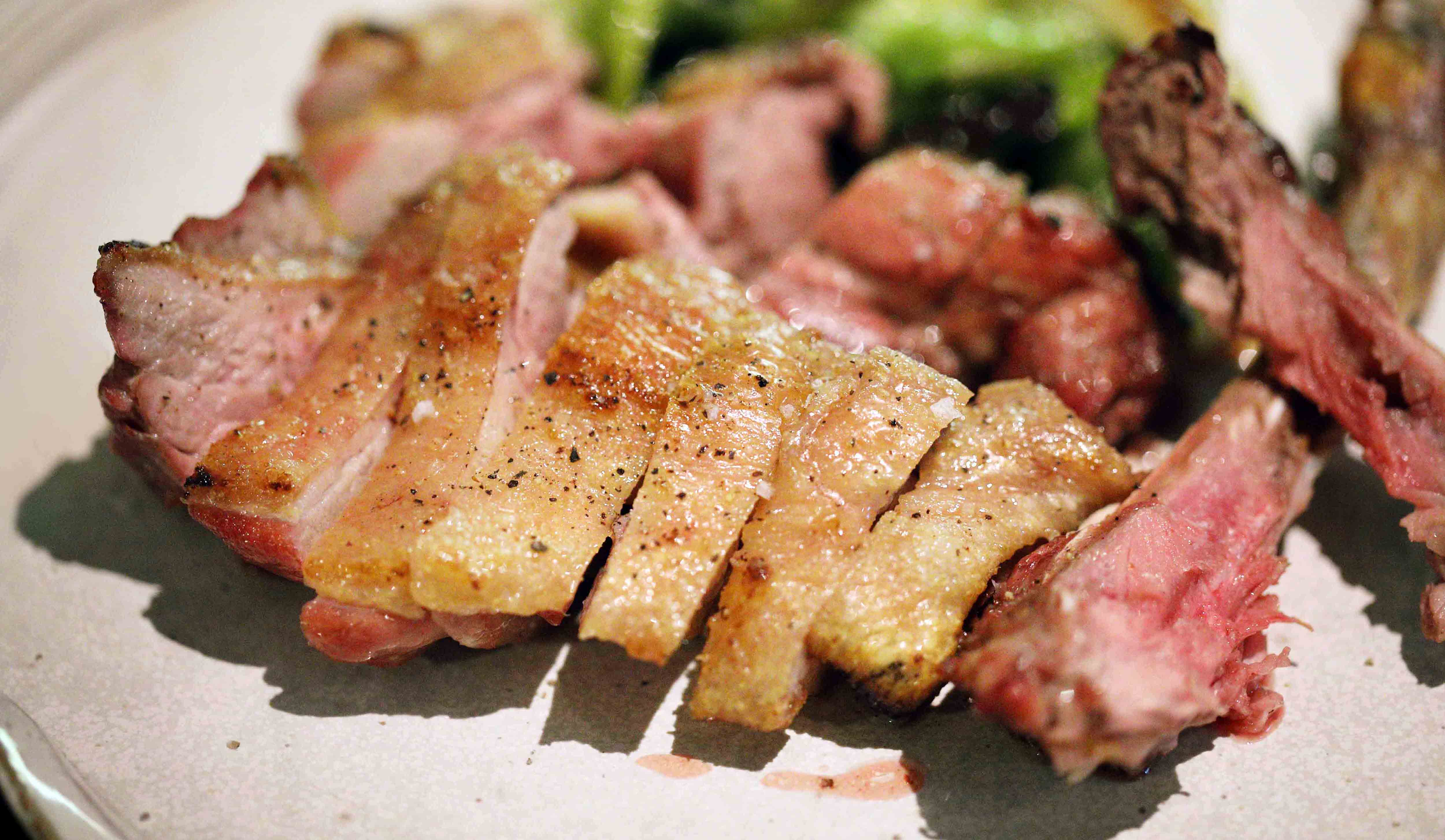 深夜でも、ぺろっと平らげてしまう客が多いという、タンドールで焼いた肉料理。直火効果と遠赤外線効果のおかげで、焼き上がりは香ばしく、旨味もたっぷり。今宵は、窒息鴨 モモ肉焼き。¥2,800
