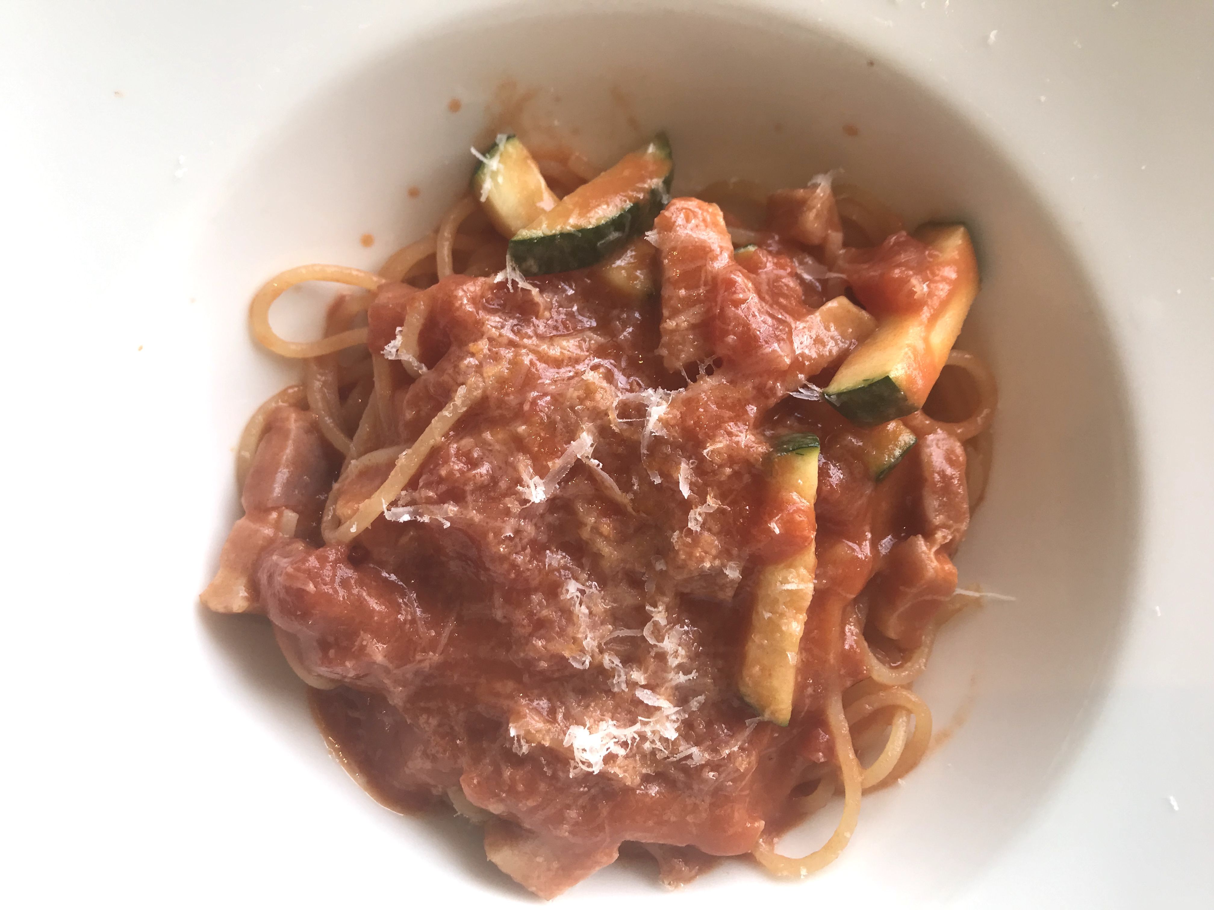 パスタから。辛いトマトソースの「ディスグラツァータ」。