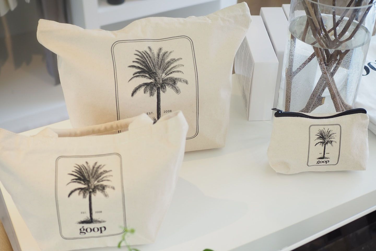 goop TOKYO限定のトートバッグとポーチは、トートバッグ大¥3,780・トートバッグ小¥3,240・ポーチ¥2,700(税込)