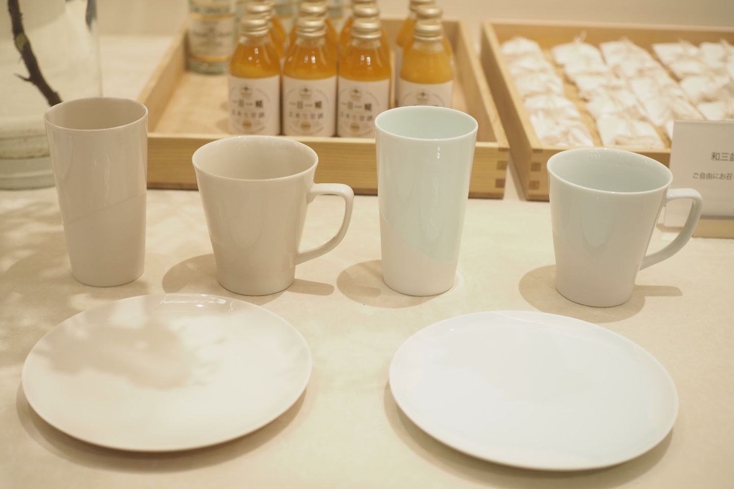 長崎の波佐見焼の技法で作られたオリジナルの食器。コップ¥2,400、マグカップ¥2,600、皿¥2,200