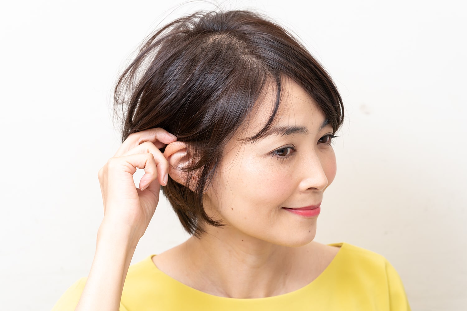 サイドの内側の毛束を耳にかけて完成。