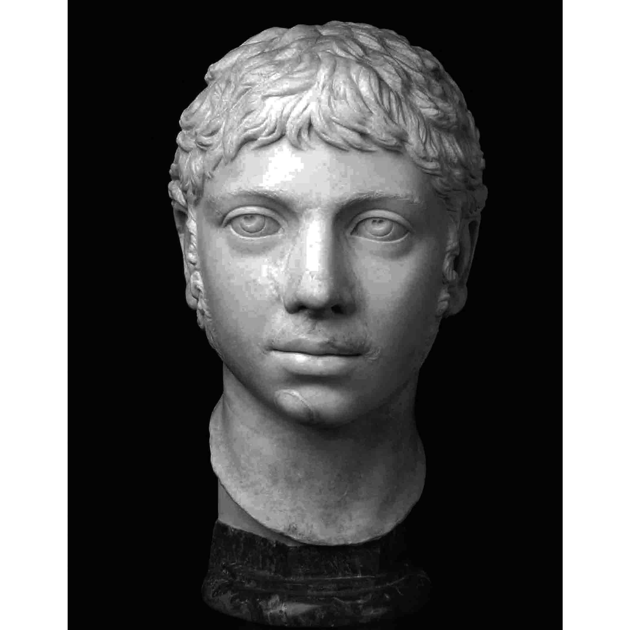 ヘリオガバルス/(203~222年)シリアのバッシアヌス家出身で、本名はウァリウス・アウィトゥス・バッシアヌス。14歳で即位し、18歳で無惨な最後を遂げたローマ帝国の皇帝。倒錯的で常軌を逸した性癖から、多くの暴君王を超えるローマ史上最悪の君主と言われる。さらに、ローマ古来の神々を排して、エメサの太陽神ヘリオガバルスのみを唯一の神として押し付けたことがローマ市民の許容範囲を超えていた。だが、本ページの写真のカピトリーノ美術館所蔵の胸像を見てのとおり、人々の心を引きつける美貌の持ち主。少年王は、民衆に好かれていたとの説もある。