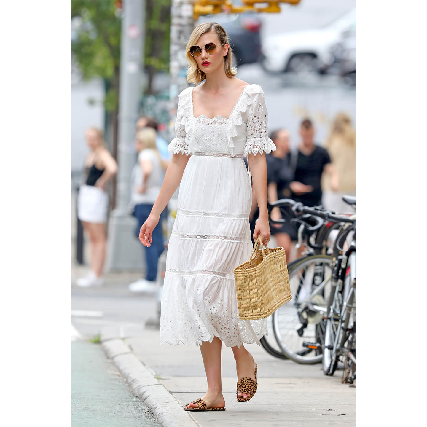 レース入りのワンピースを着こなすKarlie Kloss(カーリー・クロス)氏