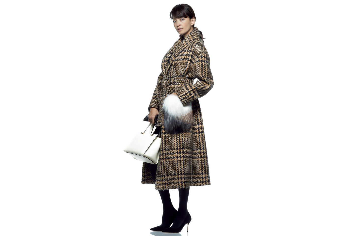 コート(サン・フレール〈エルマンノエルマンノ シェルヴィーノ〉)、手袋(ebure〈GALA GLOVES〉)、バッグ(ヴァレクストラ・ジャパン)、靴(ブルーベル・ジャパン〈マノロ ブラニク〉) 撮影/熊澤 透 BY :『Precious11月号』小学館、2017年