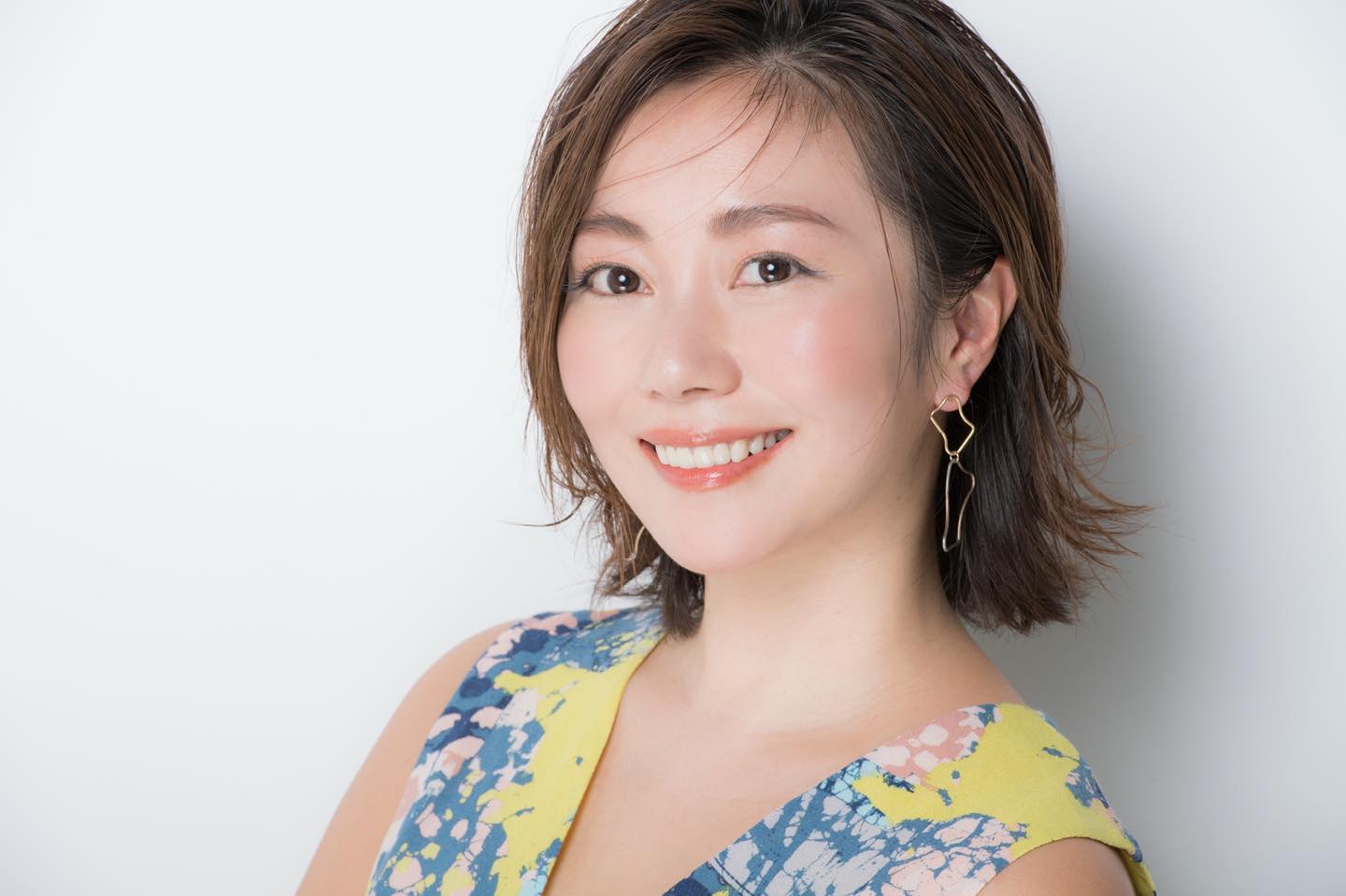 今季のツヤ肌は、内側に光をはらんだような上品な艶やかさが鍵に。