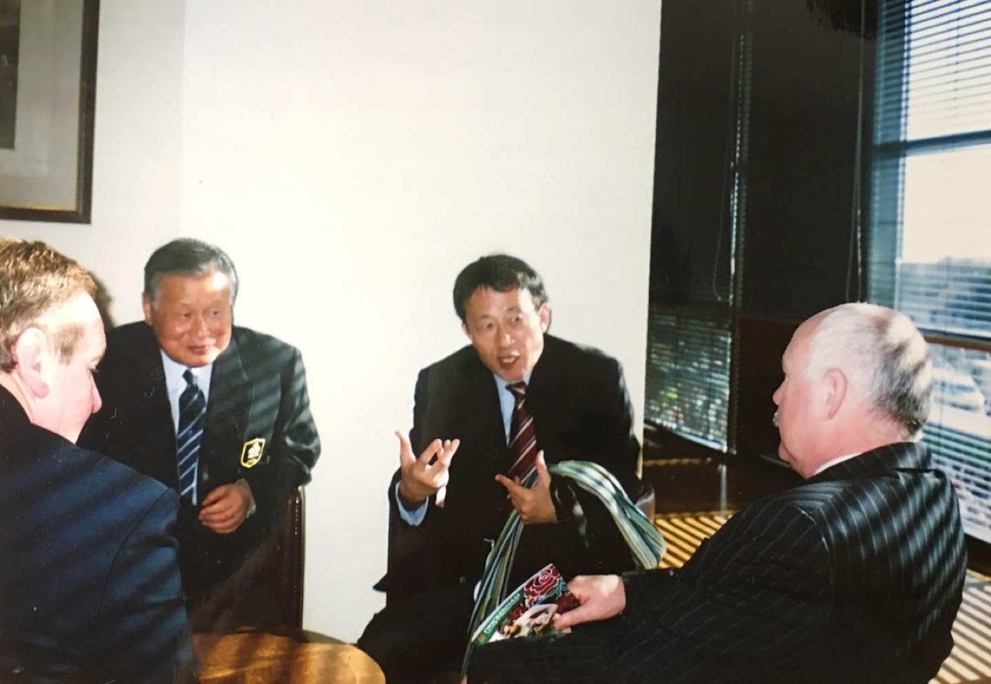 森喜朗元会長(奥左)と徳増招致事務局長(奥右)