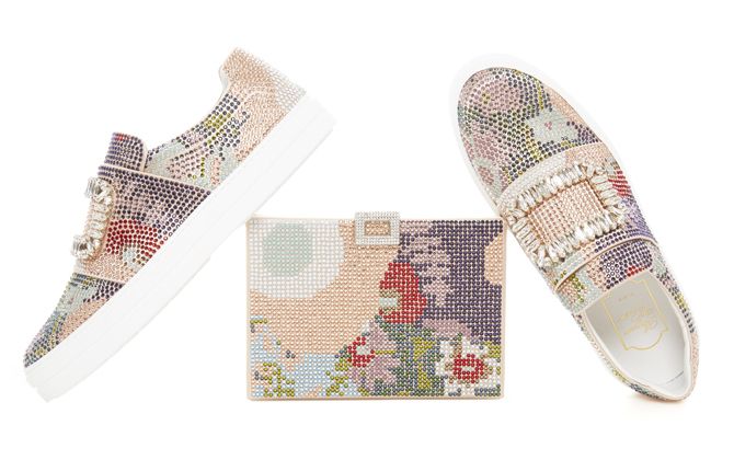 ロジェヴィヴィエの「スニーキー ヴィヴ」シューズと¥389,000・「ナイト ボックス」クラッチバッグ¥296,000(ともに税抜)