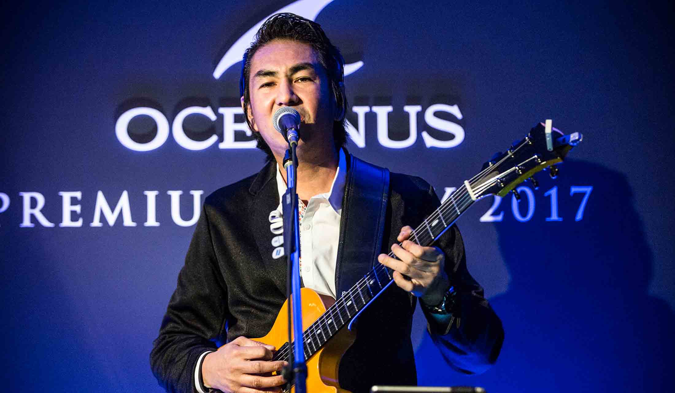 ギター一本で熱唱する「オリジナル・ラブ」の田島貴男氏。会場はライブハウスに。左手に輝くのはもちろん「オシアナス」!