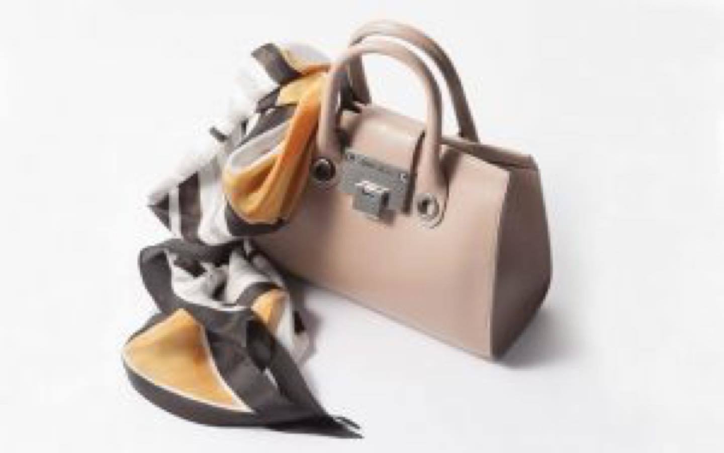 スカーフ¥15,000(SANYO SHOKAI)、バッグ¥140,000(JIMMY CHOO)