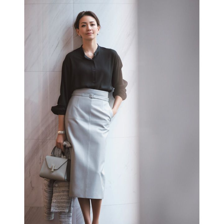 スカート(ebure)、ブラウス(レキップ)、ジャケット(ADORE)、ピアス・ネックレス・バングル(モーブッサン ジャパン)、バッグ(ヴァレクストラ・ジャパン) 撮影/生田昌士(hannah) BY:『Precious3月号』小学館、2019年