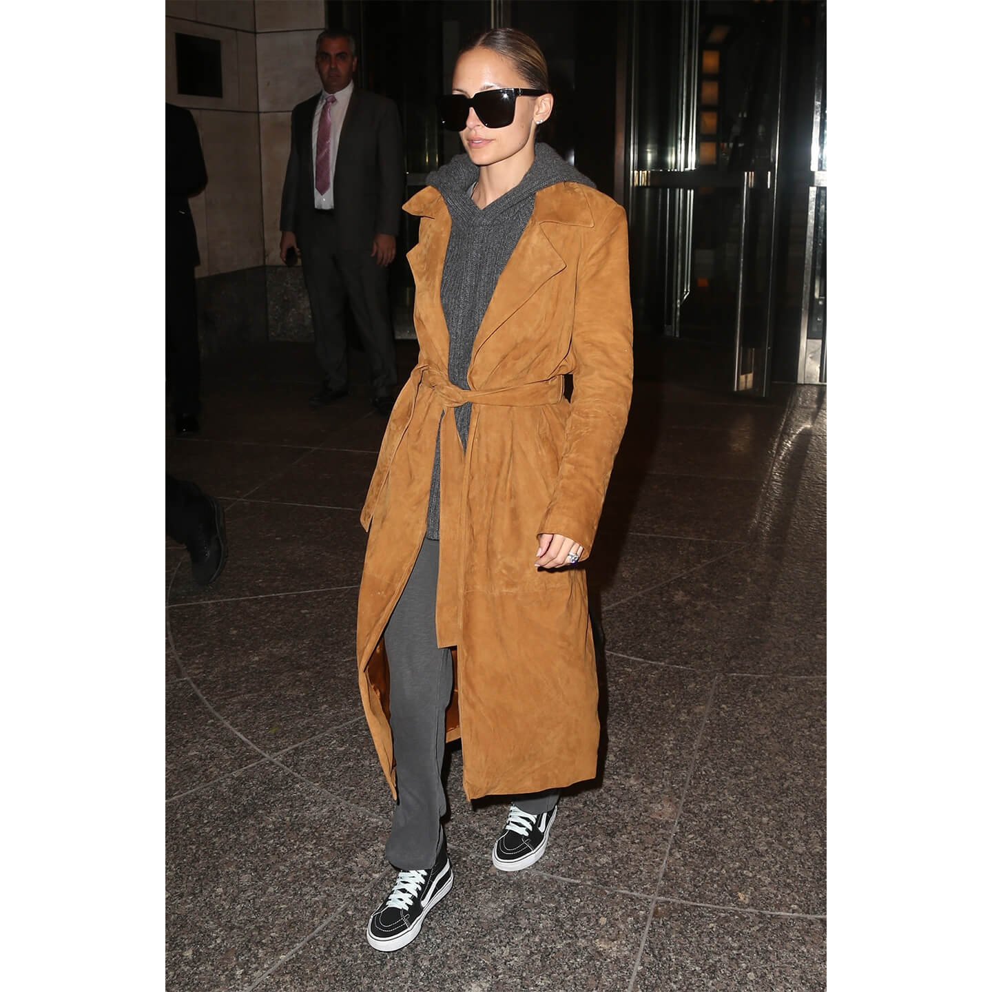 パーカとキャメルのコートを着こなすNicole Richie(ニコール・リッチー)氏