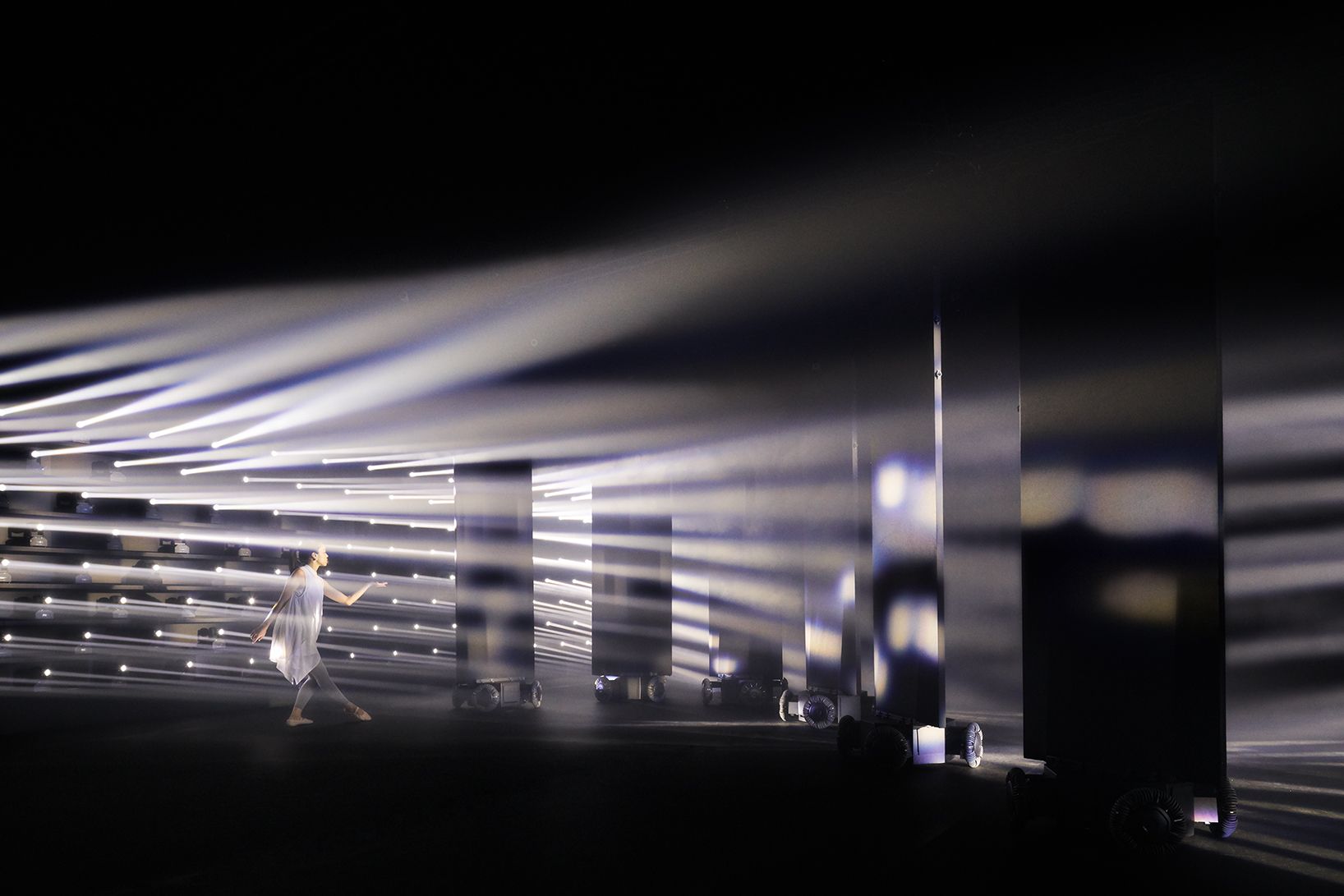 コラボレーションデザイナーにアーティスト集団Rhizomatiksを迎えたインスタレーション「LEADING WITH LIGHT」。