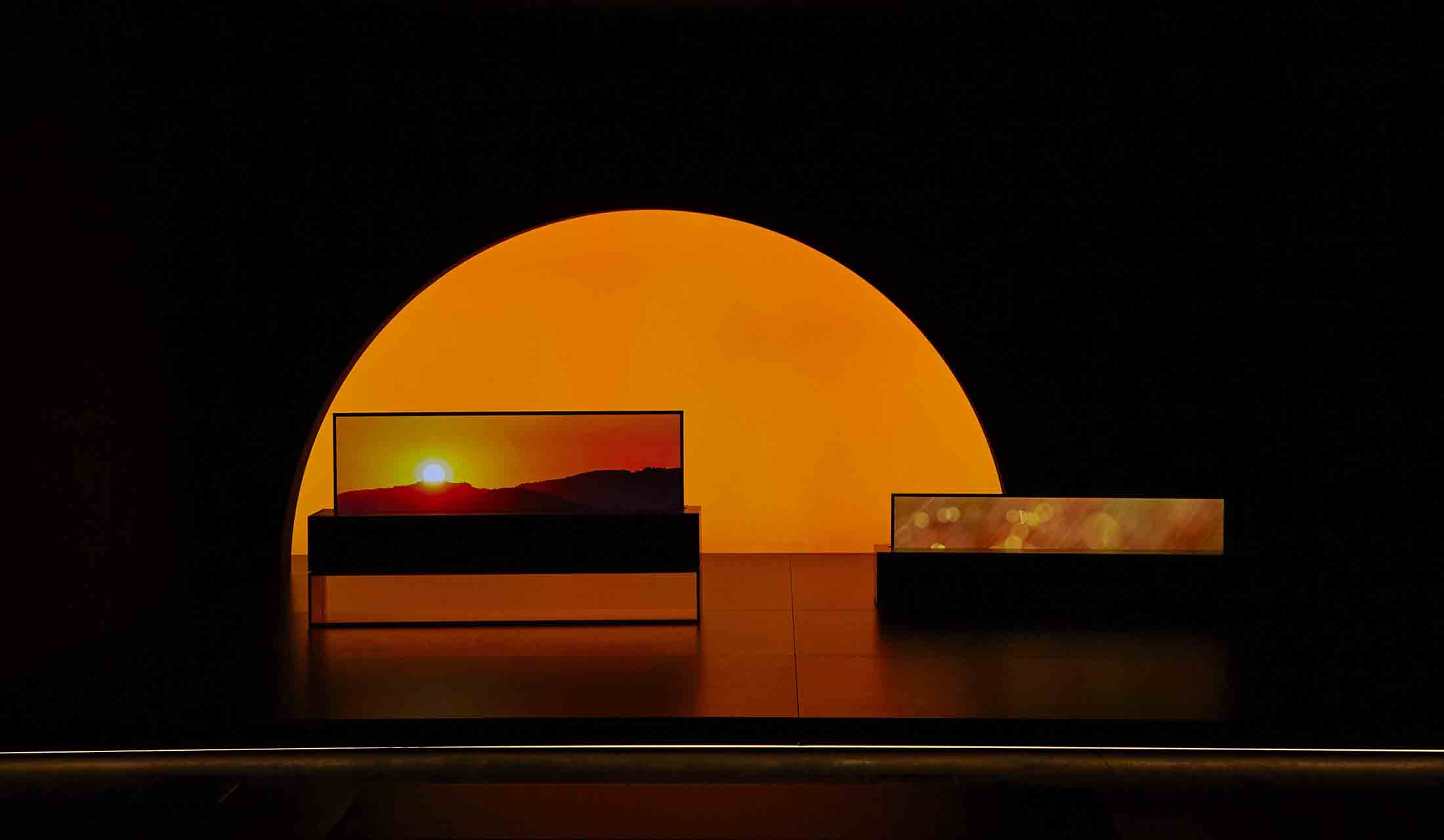 LGはフォスター+パートナーズと組んでくるくると下の函に収まってしまうローラブル4KのOLED(有機EL)のTVをトルトーナの会場に展示(右は少し出しているところ、左は半分以上出している)。