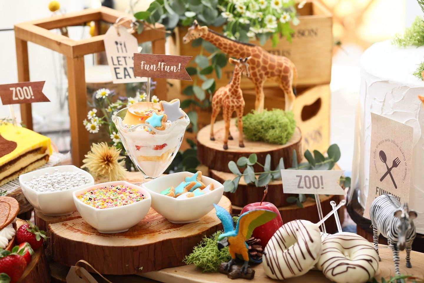「FUN!FUN!ZOOデザートブッフェ」の動物をモチーフとしたデザートが並んだ写真