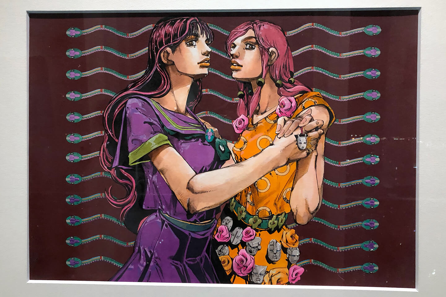 『康穂と由花子,2017』 荒木飛呂彦が「ブルガリ セルペンティフォーム アート ジュエリー デザイン」のために特別に書き下ろした作品。『ジョジョリオン』の「康穂」(右)と『ジョジョの奇妙な冒険』第4部にも登場している「由花子」 ©荒木飛呂彦&LUCKY LAND COMMUNICATIONS/集英社