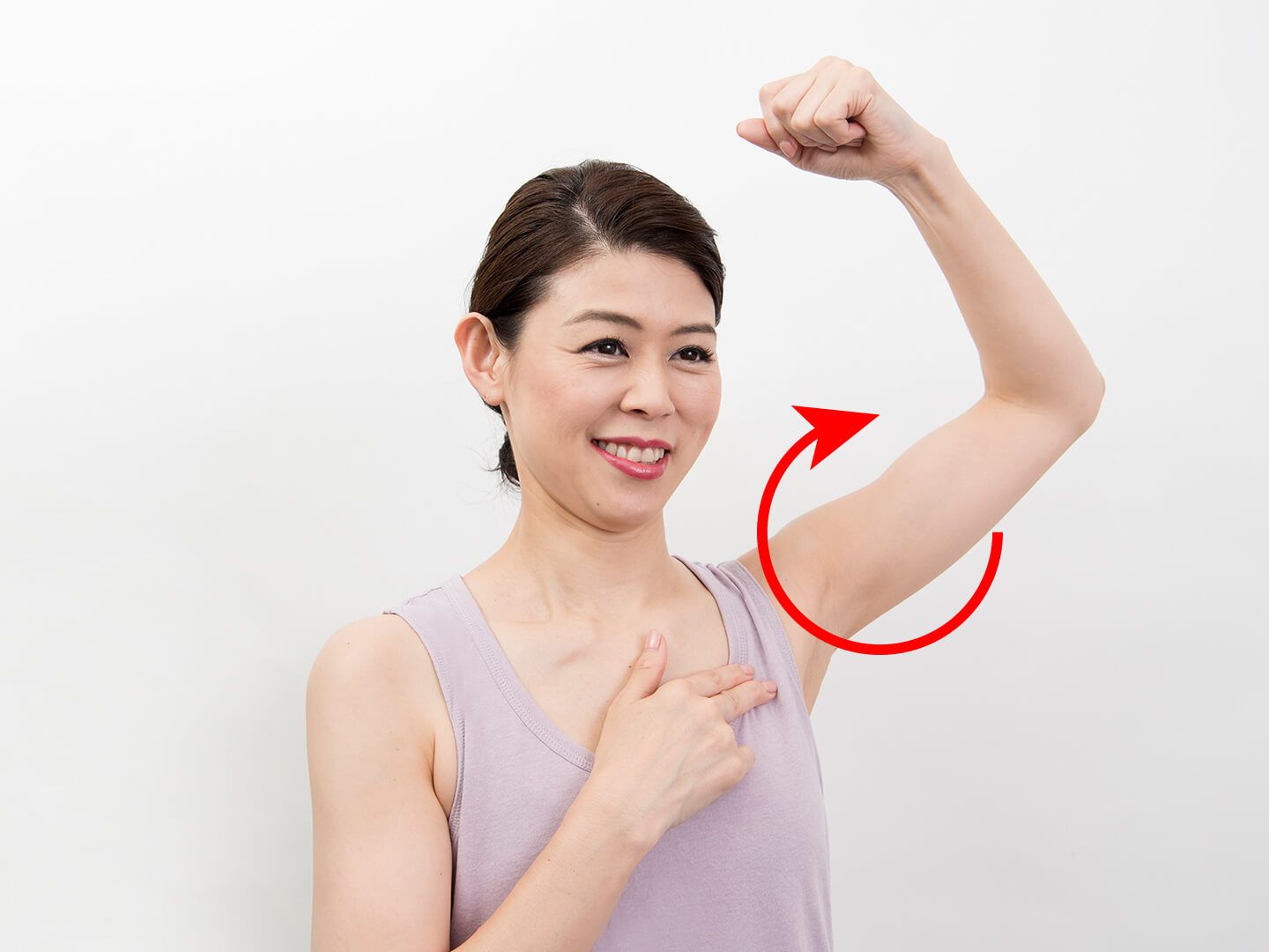 腕を回している女性