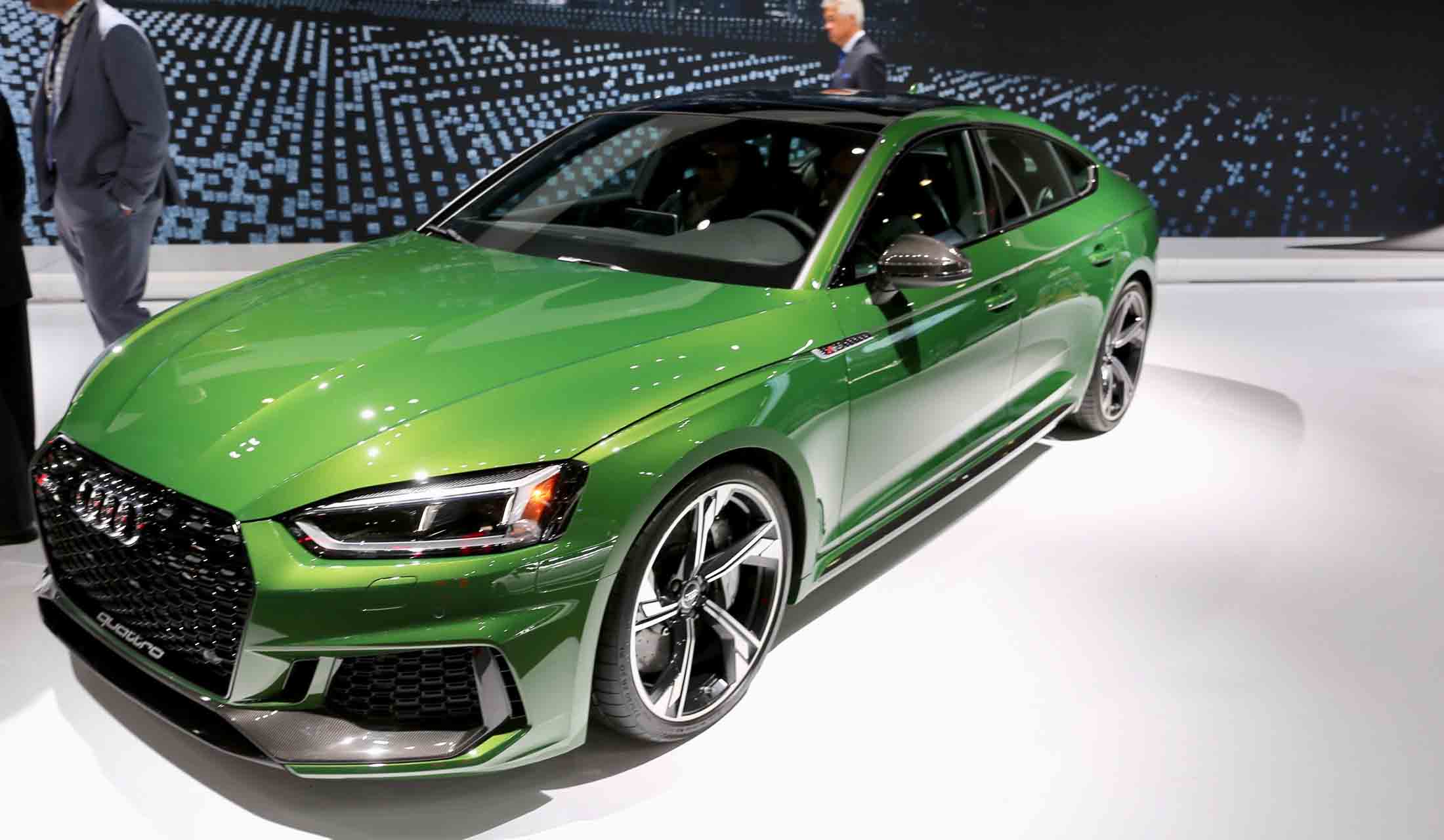 グリーンのイメージカラーで塗られたAudi RS5 Sportbackは、静止から時速100キロまでを3.9秒で加速する俊足ぶり。