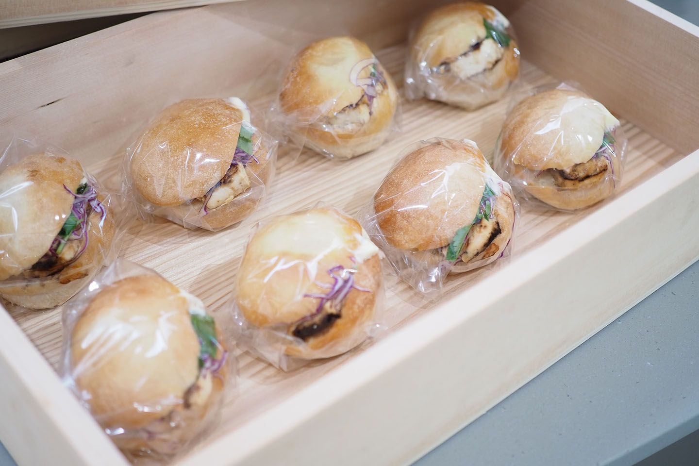 「燻製ベーコンと豆腐の味噌漬けサンドイッチ」¥480(税抜)