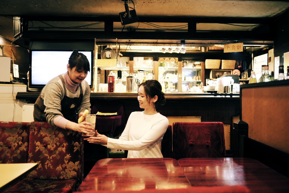 カウンターで作ったドリンクをそっと手渡してくれるのが、どことなく喫茶店らしい