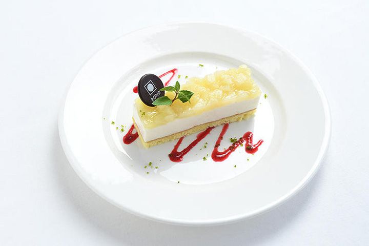 ケーキ、エクレア、パウンドケーキなど上質のスイーツに加え、サンドイッチなども楽しめる