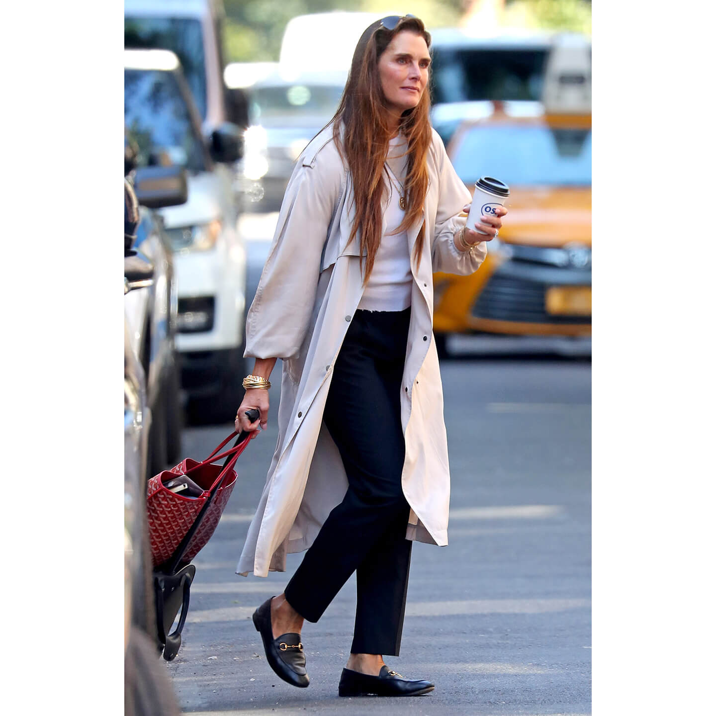 トレンチコートと黒パンツにローファーのBrooke Shields(ブルック・シールズ)