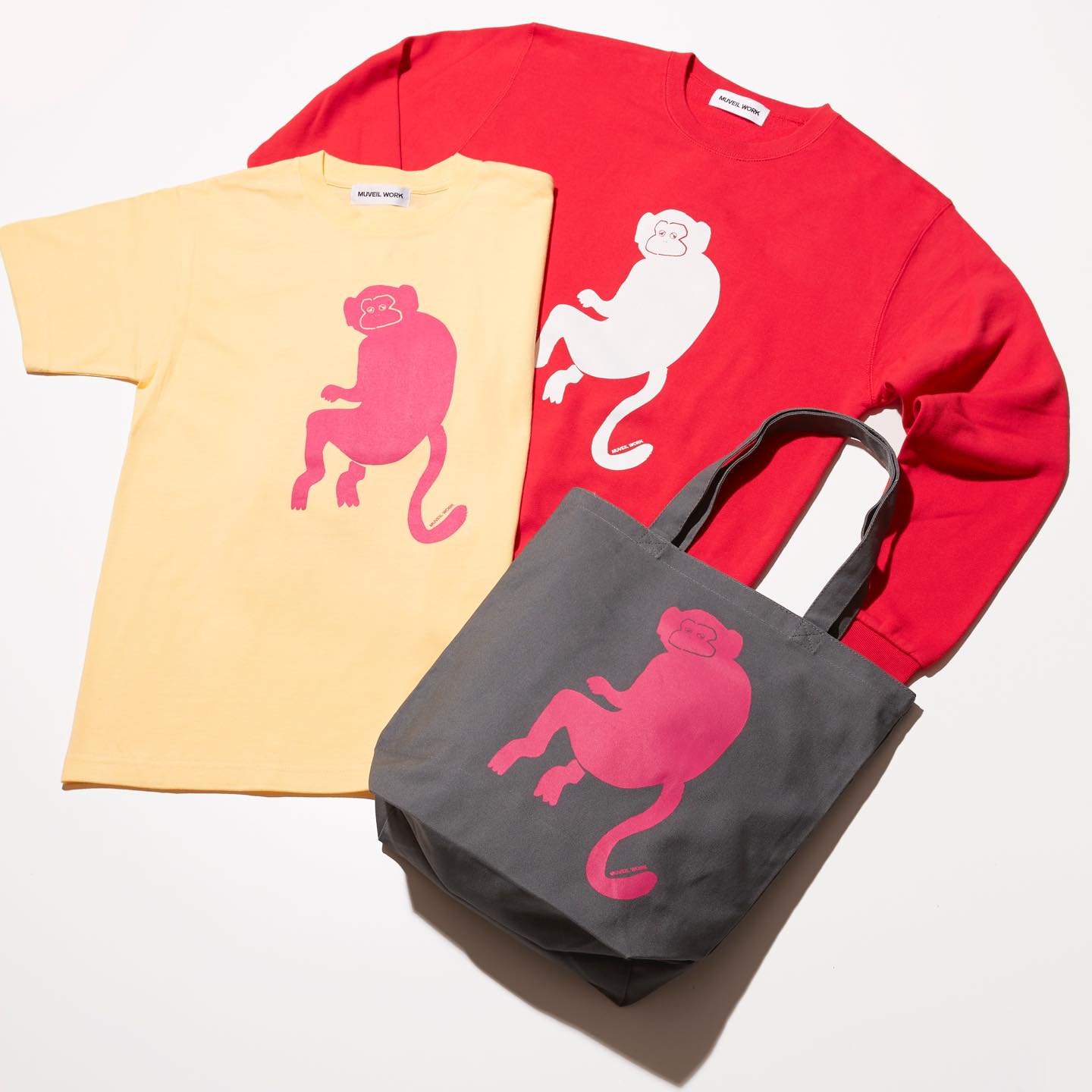 こちらのイラストは「thedropTYO@barneys」でしか買えないもの。スエット¥11,000・Tシャツ¥8,500・トートバッグ¥6,500